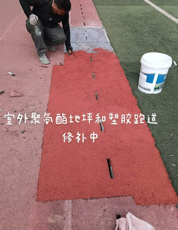 大峪镇球场地面翻新维修，核心是先诊断破损